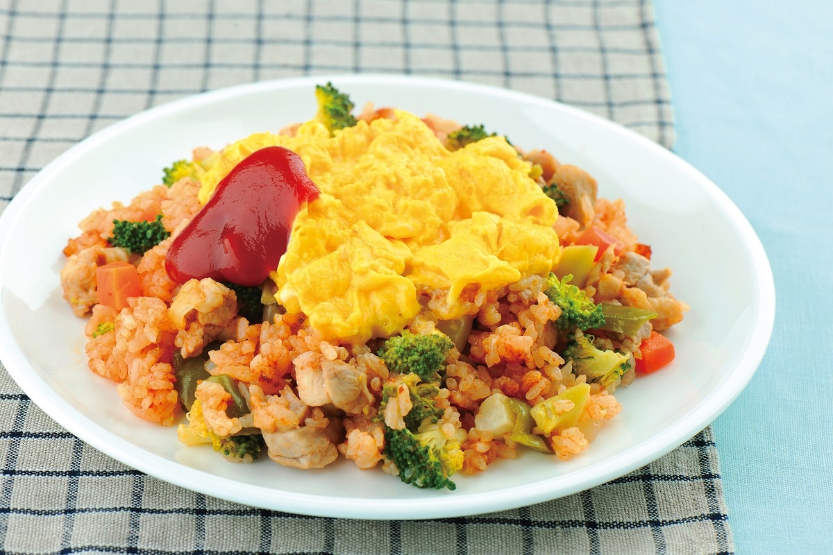 ゴロゴロ鶏肉と野菜が決め手の「ボリューム満点オムライス」レシピ2